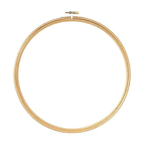 Finns tillgänglig | Broderiring trä Ø 12,5 cm